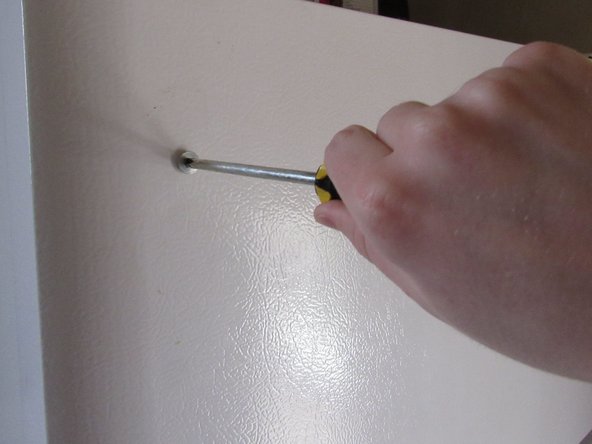 Frigidaire FFHT2022AW Freezer Door Handle Replacement: adım 3, 2 resimden 2.