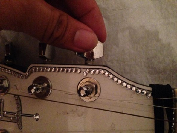 Esteban Crystal Heart Strings Replacement, Tightening the string: crwdns2935265:05crwdnd2935265:02crwdnd2935265:03crwdne2935265:0