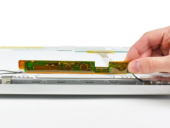 PowerBook G4 Aluminum 15" 1.67 GHz Display Data Cable Replacement, Clutch Cover: crwdns2935265:027crwdnd2935265:02crwdnd2935265:02crwdne2935265:0