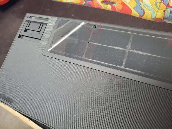 Disassembling Logitech G515 Lightspeed TKL, Remove battery cover plate: adım 3, 3 resimden 3.