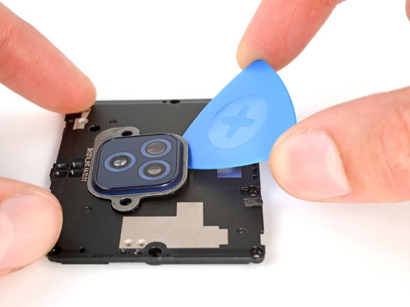 Motorola Moto G Play (2021) Camera Bezel Replacement, Slice the adhesive: step 12, image 3 of 3