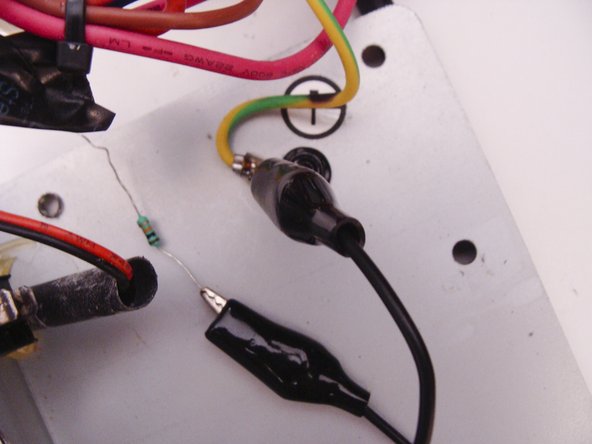 How to Disassemble a Small Guitar Amplifier, Discharging capacitors: crwdns2935265:06crwdnd2935265:02crwdnd2935265:03crwdne2935265:0
