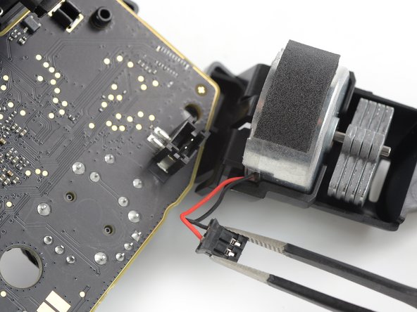 Google Stadia Controller Vibration Motors Replacement, Disconnect the left vibration motor: passo 30, imagem 3 %32