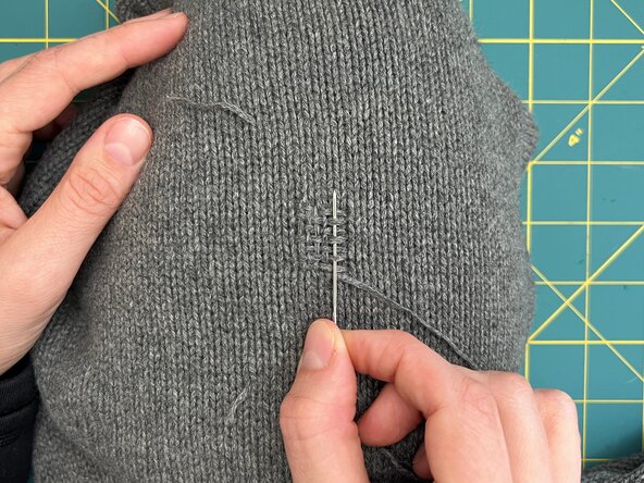 Woven Darn a Hole in a Knit, Invisible version: Vertical yarns: crwdns2935265:018crwdnd2935265:02crwdnd2935265:03crwdne2935265:0