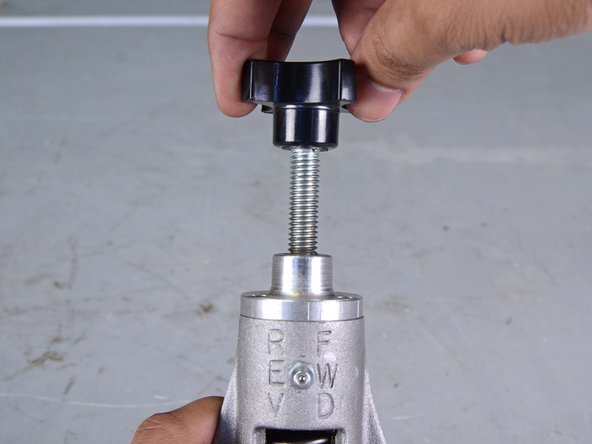 Electric Eel Top Feeder Assembly Replacement, Remove the Tension Knob: crwdns2935265:012crwdnd2935265:02crwdnd2935265:03crwdne2935265:0