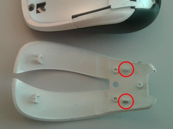 Microsoft Bluetooth Notebook Mouse 5000 Central wheel button switch Fix, Remove the white plastic left & right buttons: crwdns2935265:04crwdnd2935265:02crwdnd2935265:02crwdne2935265:0