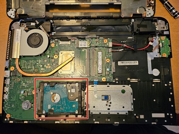 Toshiba Satellite L75-B7270 Drive or RAM Replacement, Locate drive: crwdns2935265:00crwdnd2935265:01crwdnd2935265:03crwdne2935265:0