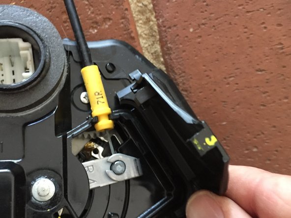 2012 Toyota Highlander Door Lock Actuator Motor Replacement, Close the door lock actuator assembly: crwdns2935265:022crwdnd2935265:02crwdnd2935265:02crwdne2935265:0