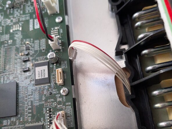 Yamaha CLP-645 - Cleaning Note Key Contacts, Remove Keyboard: passo 5, immagine 1 di 3