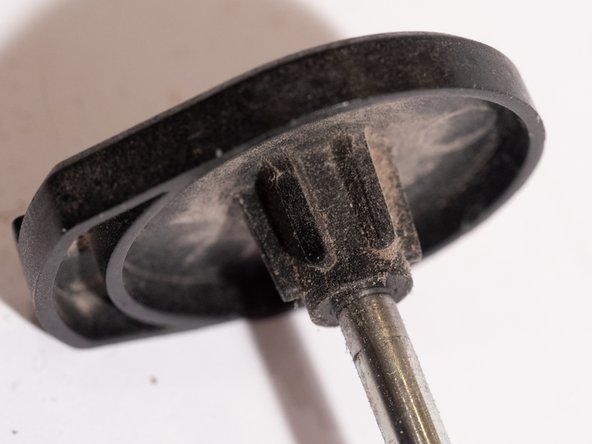 Dyson DC33 Brush Deep Clean, Remove Debris from Behind End Caps: crwdns2935265:03crwdnd2935265:03crwdnd2935265:03crwdne2935265:0