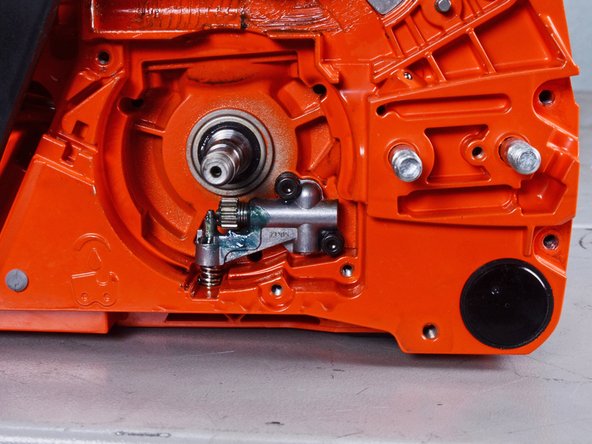 Echo Chain Saw CS4910 2020 Oiler System Replacement, Unfasten the auto-oiler assembly: crwdns2935265:036crwdnd2935265:02crwdnd2935265:02crwdne2935265:0