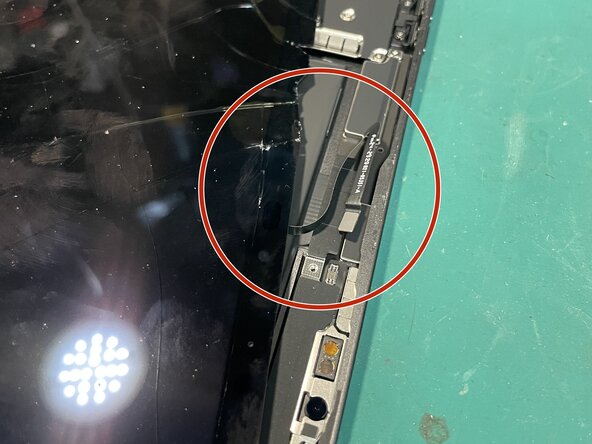 iPad Pro M4 13" Screen Replacement, Unplug Front Mic: passo 4, immagine 2 di 3