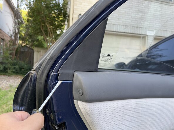 2007 Kia Spectra リア左側外側ドアハンドルの交換, ウィンドウ内側のカバーの取り外し: 手順 2、 2の画像 1