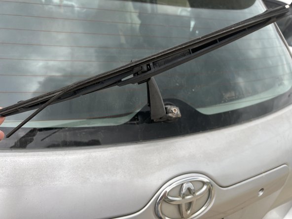 2010 Toyota Matrix Rear Windshield Wiper Replacement: crwdns2935265:04crwdnd2935265:02crwdnd2935265:02crwdne2935265:0