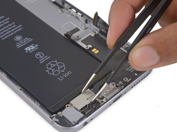 iPhone 6s Plus Lightning 接口和耳机插口: 步骤 60 中的图像 1，2