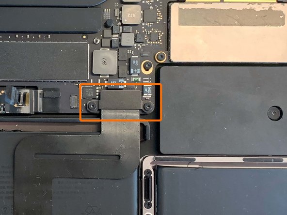 How to Replace the CPU Thermal Compound, Disconnecting trackpad connector.: crwdns2935265:04crwdnd2935265:02crwdnd2935265:03crwdne2935265:0