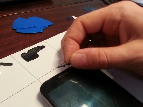 Motorola Moto X 2nd Generation Screen Replacement, Putting Old Speaker Grill Into New Screen: crwdns2935265:012crwdnd2935265:02crwdnd2935265:03crwdne2935265:0