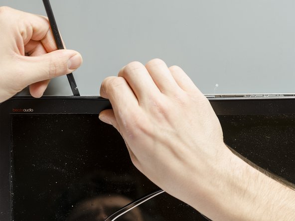 Upgrade the display panel and replace the display cable, Disassemble the display bezel (1 of 2): stap 0, afbeelding 2 van 3