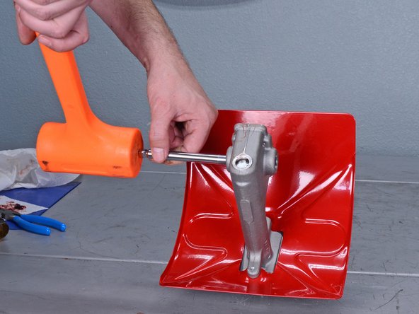 Mantis Tiller 7940 (2017) Tine Shaft Roller Bearings Replacement, Tap out the right-hand tine shaft roller bearing assembly: crwdns2935265:020crwdnd2935265:02crwdnd2935265:02crwdne2935265:0