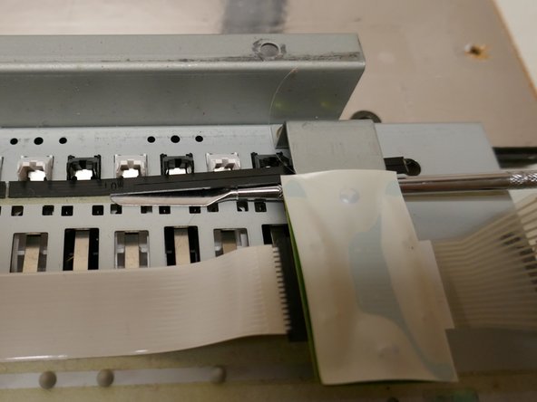 Roland KR-33 Dead Key Repair, Remove key retention strips: crwdns2935265:07crwdnd2935265:02crwdnd2935265:02crwdne2935265:0