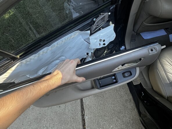 2003 Acura TL Window Regulator Replacement: passo 7, immagine 2 di 3