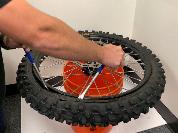 Dirt Bike Tire Spoke Replacement: crwdns2935265:06crwdnd2935265:03crwdnd2935265:03crwdne2935265:0