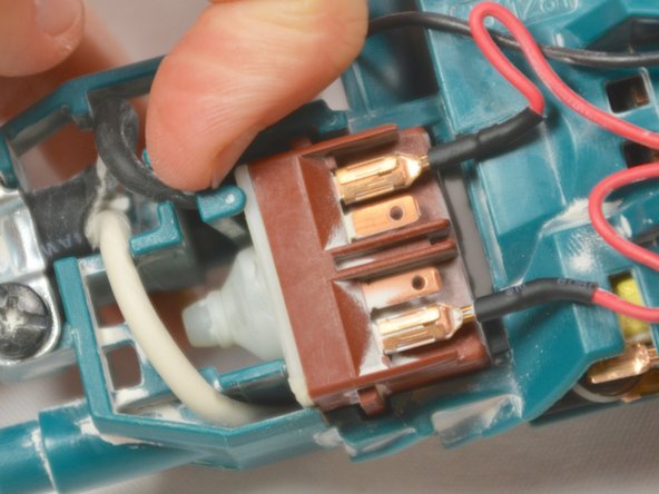 Makita GA4030K Switch Replacement: crwdns2935265:07crwdnd2935265:02crwdnd2935265:03crwdne2935265:0