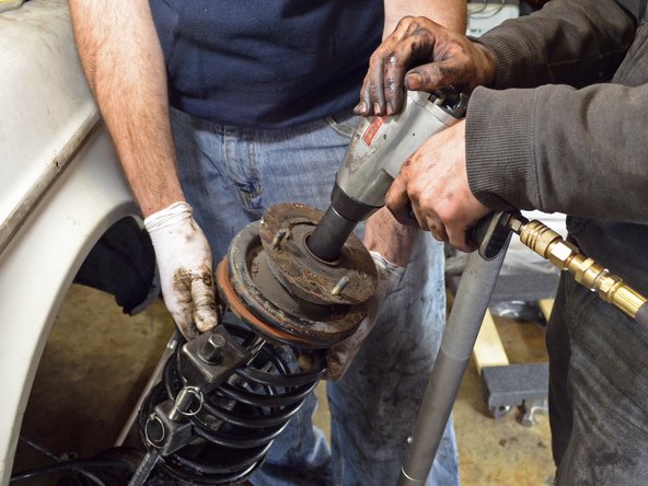 1986-1993 Volvo 240 Front Struts Replacement: crwdns2935265:011crwdnd2935265:02crwdnd2935265:03crwdne2935265:0