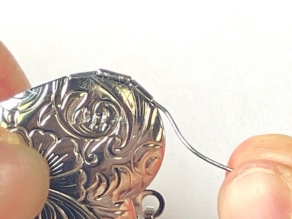 How to Repair a Locket Hinge: crwdns2935265:05crwdnd2935265:02crwdnd2935265:03crwdne2935265:0