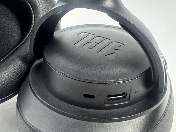 JBL Tune 760NC Partially Remove the Motherboard (No Wire Removal): crwdns2935265:04crwdnd2935265:03crwdnd2935265:03crwdne2935265:0