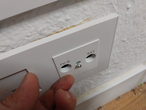TELEVES TV antenna socket replacement: step 7, image 2 of 3