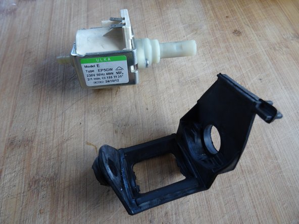 DeLonghi ECAM Serie Pumpe tauschen: crwdns2935265:08crwdnd2935265:03crwdnd2935265:03crwdne2935265:0