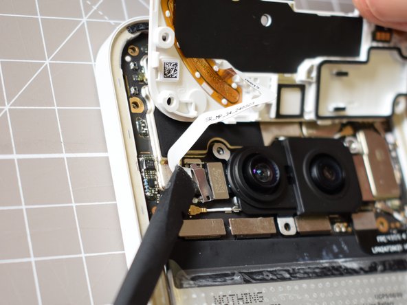 Nothing Phone (2a) Battery Replacement, Pop out the metal cover on the Glyph flex cable: crwdns2935265:09crwdnd2935265:02crwdnd2935265:03crwdne2935265:0