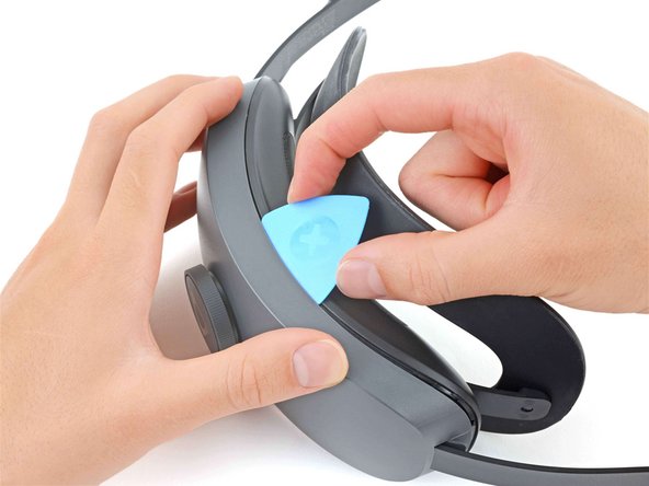 HTC Vive XR Elite Rear Padding Replacement, Release the bottom clips: crwdns2935265:05crwdnd2935265:02crwdnd2935265:03crwdne2935265:0