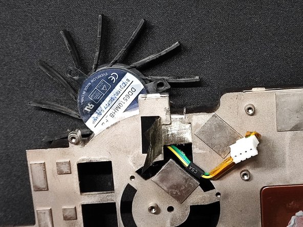 GeForce 9800GT Teardown, Removing the fan: crwdns2935265:06crwdnd2935265:03crwdnd2935265:03crwdne2935265:0