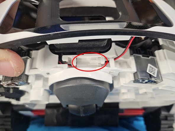 Roborock S8 MaxV Ultra: Teardown, Removing the bumper: crwdns2935265:04crwdnd2935265:02crwdnd2935265:02crwdne2935265:0
