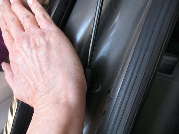 2001 Chevrolet Suburban Rear Window Struts Replacement: crwdns2935265:07crwdnd2935265:02crwdnd2935265:02crwdne2935265:0