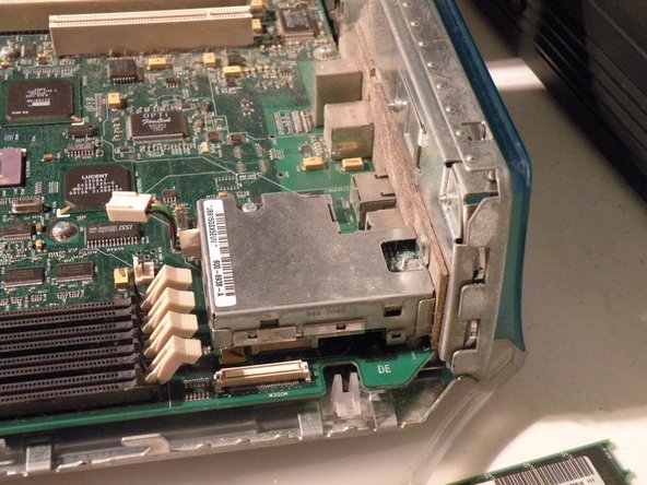 Power Macintosh G3 Azul y Blanco Desmontaje: crwdns2935265:08crwdnd2935265:02crwdnd2935265:03crwdne2935265:0