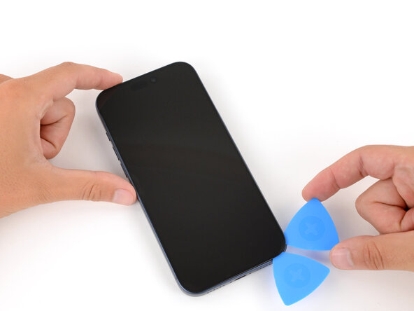 iPhone 17 Pro Battery Replacement, Separate the right edge adhesive: crwdns2935265:013crwdnd2935265:01crwdnd2935265:03crwdne2935265:0