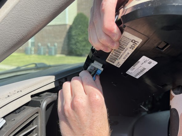 2004 GMC Yukon Instrument Cluster Replacement: crwdns2935265:08crwdnd2935265:02crwdnd2935265:03crwdne2935265:0