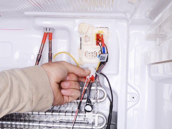 Samsung RF28T5001SR Refrigerator Evaporator Fan Replacement, Disconnect the fan connector: crwdns2935265:09crwdnd2935265:03crwdnd2935265:03crwdne2935265:0