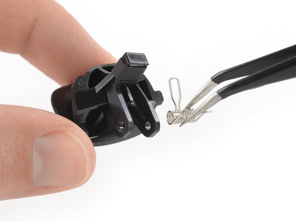 Sostituzione grilletti controller Google Stadia, Rimuovi la molla: passo 35, immagine 2 di 2