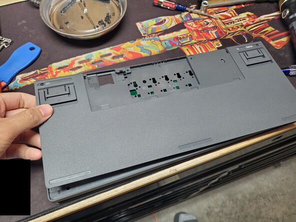 Disassembling Logitech G515 Lightspeed TKL, Removing back plate of keyboard: adım 7, 2 resimden 1.