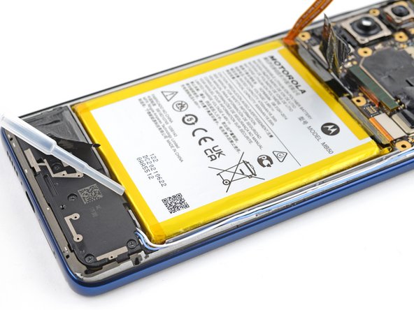 Motorola Edge 5G UW (2022) Display Replacement, Apply isopropyl alcohol: crwdns2935265:021crwdnd2935265:02crwdnd2935265:02crwdne2935265:0