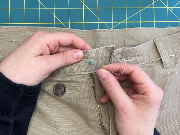 Sew a Button onto Heavy Fabric, Start the stitch: crwdns2935265:03crwdnd2935265:02crwdnd2935265:03crwdne2935265:0