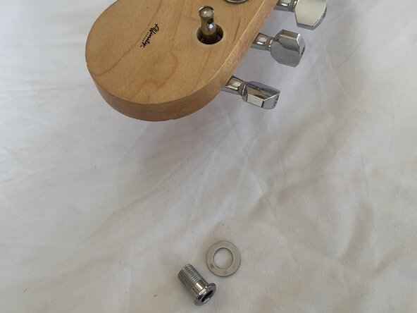 Squier Strat Guitar Tuner Replacement: шаг 4, изображение 3 из 3