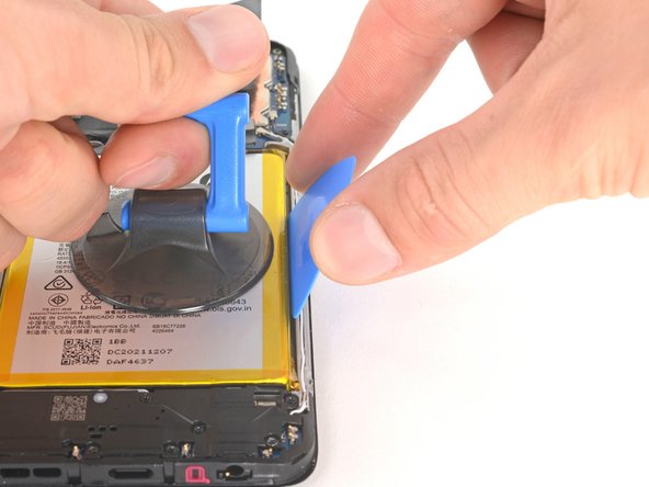 Motorola Moto G 5G (2022) Battery Replacement, Pry the battery: crwdns2935265:023crwdnd2935265:02crwdnd2935265:03crwdne2935265:0