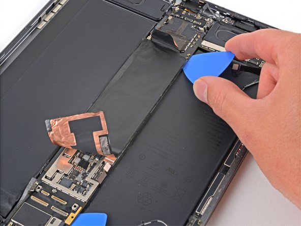 iPad Pro 11" 2nd Gen Logic Board Replacement, Pry up the right edge: crwdns2935265:083crwdnd2935265:02crwdnd2935265:02crwdne2935265:0