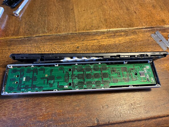 Disassembling Sony Bravia RM-YD023 Remote Control, Unlatch Side: crwdns2935265:03crwdnd2935265:03crwdnd2935265:03crwdne2935265:0
