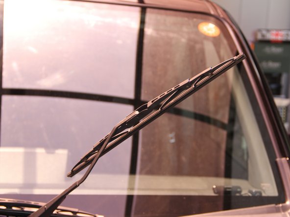 How to Replace the Windshield Wiper Blade for Honda Spike 2006, Rotate the Wiper Blade: crwdns2935265:07crwdnd2935265:02crwdnd2935265:02crwdne2935265:0